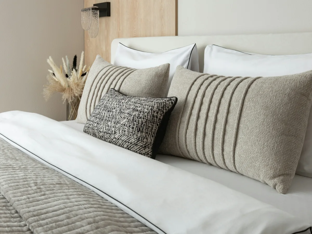 Design inspiration: a calm bedroom with neutral pillows and bedding.